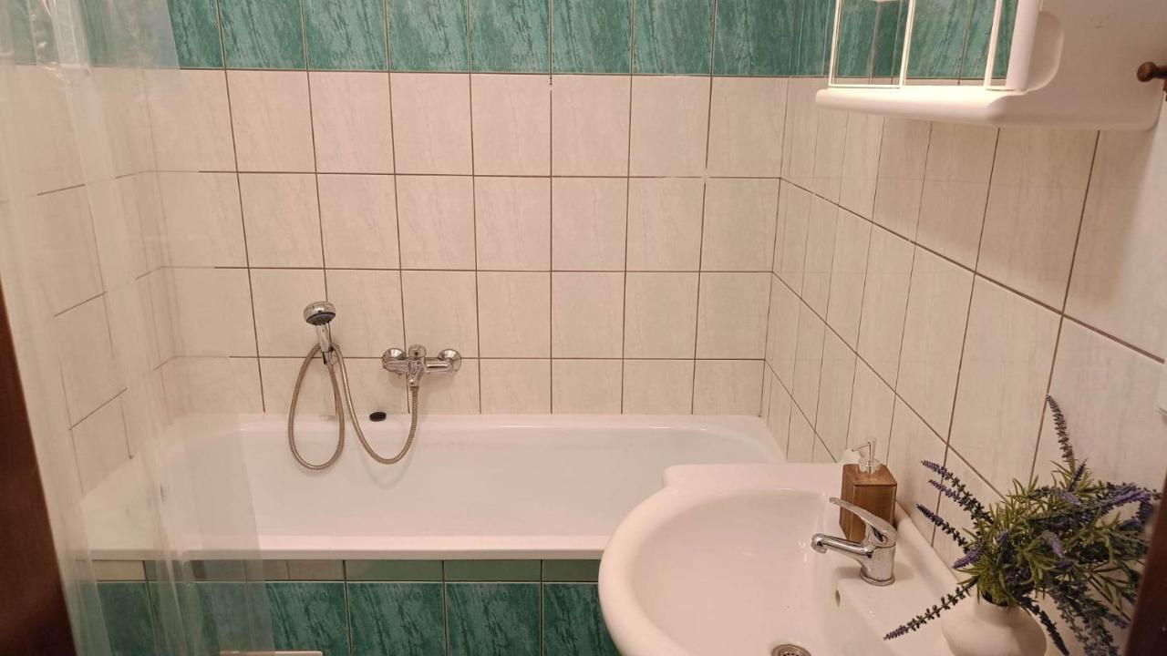 Hobiti Doupe Apartment *